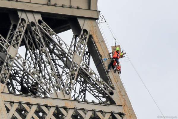Montage des Feuerwerk auf dem Eiffelturm zum Nationalfeiertag am 14. Juli 2016 in Paris