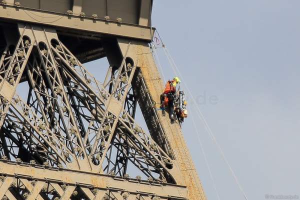 Montage des Feuerwerk auf dem Eiffelturm zum Nationalfeiertag am 14. Juli 2016 in Paris