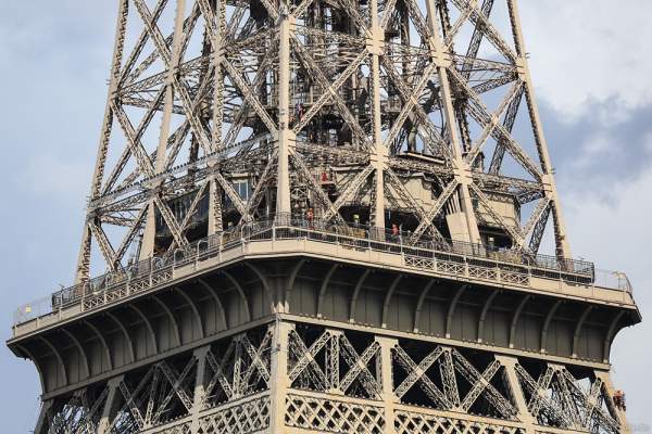Montage des Feuerwerk auf dem Eiffelturm zum Nationalfeiertag am 14. Juli 2016 in Paris