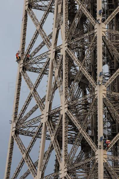 Montage des Feuerwerk auf dem Eiffelturm zum Nationalfeiertag am 14. Juli 2016 in Paris