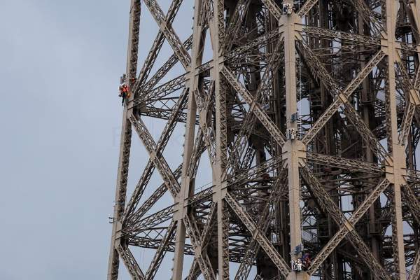 Montage des Feuerwerk auf dem Eiffelturm zum Nationalfeiertag am 14. Juli 2016 in Paris