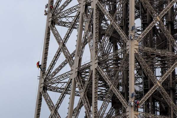 Montage des Feuerwerk auf dem Eiffelturm zum Nationalfeiertag am 14. Juli 2016 in Paris