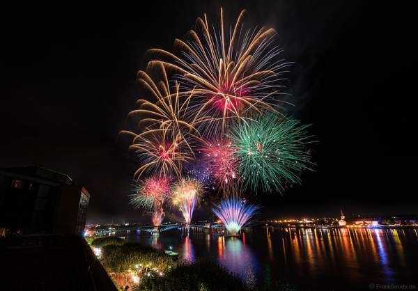 Feuerwerk auf der Theodor-Heuss-Brücke bei den Mainzer Sommerlichter 2016