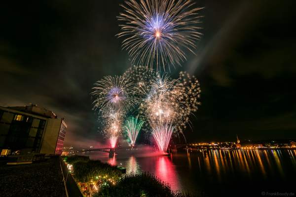 Feuerwerk auf der Theodor-Heuss-Brücke bei den Mainzer Sommerlichter 2016