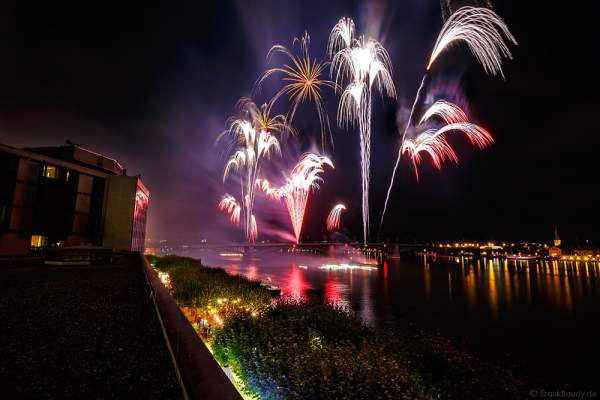 Höhenfeuerwerk auf der Theodor-Heuss-Brücke zwischen Mainz und Wiesbaden bei den Mainzer Sommerlichter 2016
