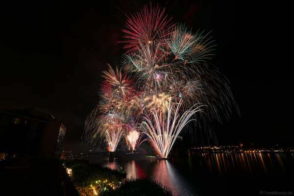 Höhenfeuerwerk auf der Theodor-Heuss-Brücke zwischen Mainz und Wiesbaden bei den Mainzer Sommerlichter 2016