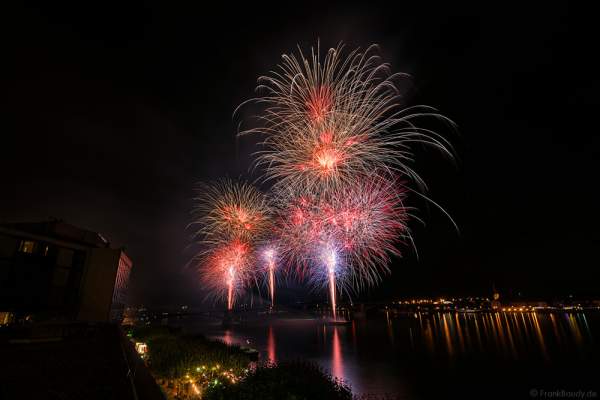 Höhenfeuerwerk auf der Theodor-Heuss-Brücke zwischen Mainz und Wiesbaden bei den Mainzer Sommerlichter 2016