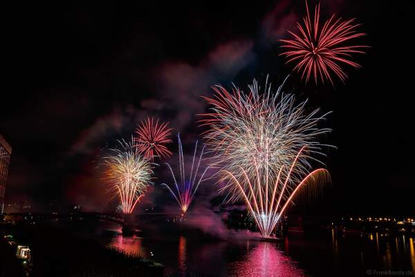 Höhenfeuerwerk auf der Theodor-Heuss-Brücke zwischen Mainz und Wiesbaden bei den Mainzer Sommerlichter 2016