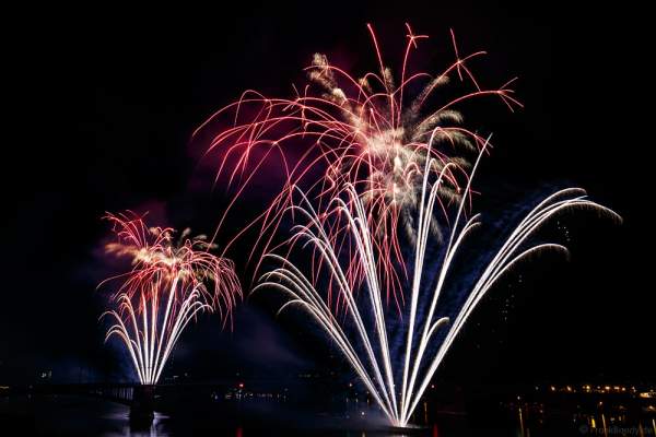 Feuerwerk auf der Theodor-Heuss-Brücke bei den Mainzer Sommerlichter 2016