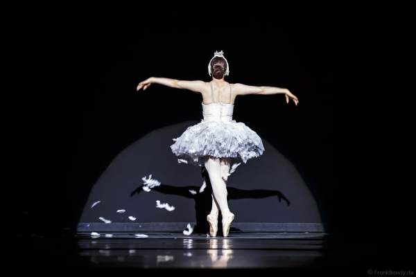 Der sterbende Schwan mit Raffaele Morra von Les Ballets Trockadero de Monte Carlo - The Trocks - am 2. August 2016 bei der Tourpremiere im Nationaltheater Mannheim