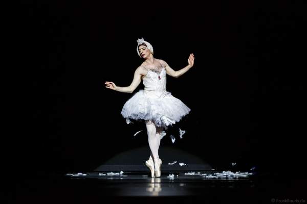 Der sterbende Schwan mit Raffaele Morra von Les Ballets Trockadero de Monte Carlo - The Trocks - am 2. August 2016 bei der Tourpremiere im Nationaltheater Mannheim