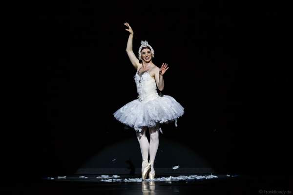 Der sterbende Schwan mit Raffaele Morra von Les Ballets Trockadero de Monte Carlo - The Trocks - am 2. August 2016 bei der Tourpremiere im Nationaltheater Mannheim