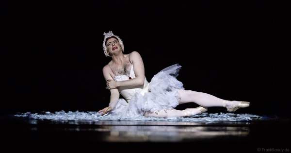 Der sterbende Schwan mit Raffaele Morra von Les Ballets Trockadero de Monte Carlo - The Trocks - am 2. August 2016 bei der Tourpremiere im Nationaltheater Mannheim