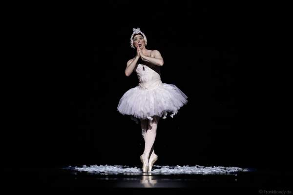 Der sterbende Schwan mit Raffaele Morra von Les Ballets Trockadero de Monte Carlo - The Trocks - am 2. August 2016 bei der Tourpremiere im Nationaltheater Mannheim