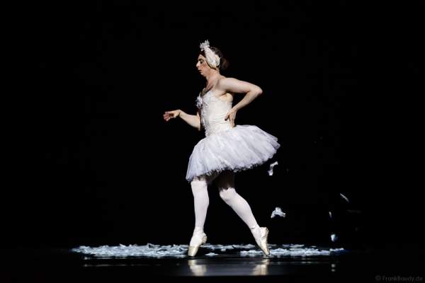 Der sterbende Schwan mit Raffaele Morra von Les Ballets Trockadero de Monte Carlo - The Trocks - am 2. August 2016 bei der Tourpremiere im Nationaltheater Mannheim