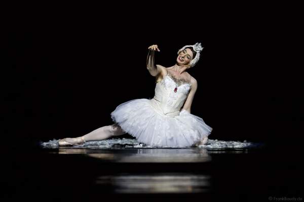 Der sterbende Schwan mit Raffaele Morra von Les Ballets Trockadero de Monte Carlo - The Trocks - am 2. August 2016 bei der Tourpremiere im Nationaltheater Mannheim