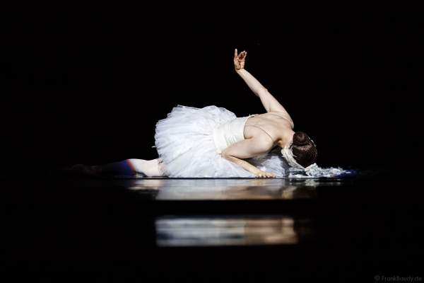 Der sterbende Schwan mit Raffaele Morra von Les Ballets Trockadero de Monte Carlo - The Trocks - am 2. August 2016 bei der Tourpremiere im Nationaltheater Mannheim