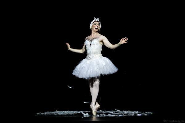Der sterbende Schwan mit Raffaele Morra von Les Ballets Trockadero de Monte Carlo - The Trocks - am 2. August 2016 bei der Tourpremiere im Nationaltheater Mannheim