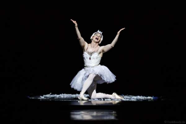 Der sterbende Schwan mit Raffaele Morra von Les Ballets Trockadero de Monte Carlo - The Trocks - am 2. August 2016 bei der Tourpremiere im Nationaltheater Mannheim
