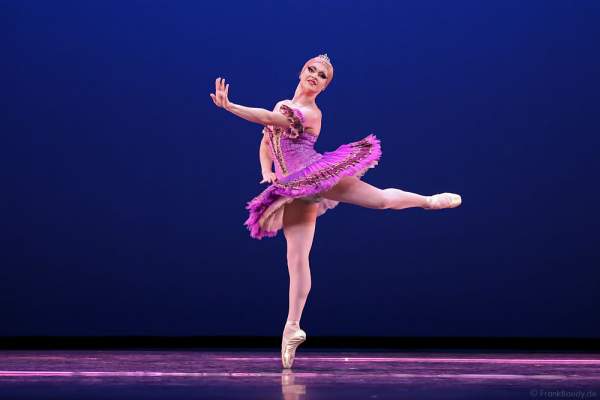 Tänzer Philip Martin-Nielson als Ballerina Nadia Doumiafeyva bei Les Ballets Trockadero de Monte Carlo - The Trocks