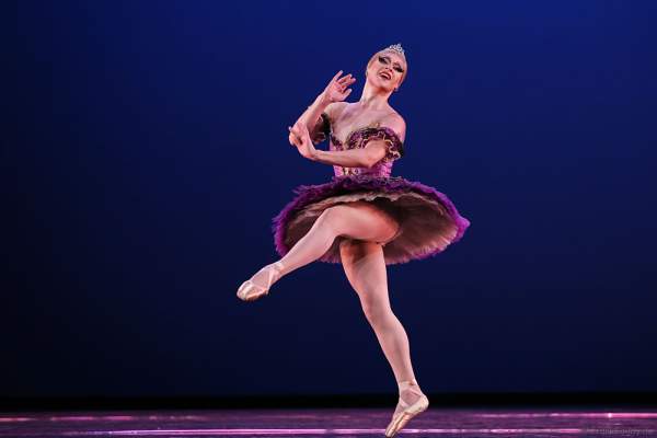 Tänzer Philip Martin-Nielson als Ballerina Nadia Doumiafeyva bei Les Ballets Trockadero de Monte Carlo - The Trocks