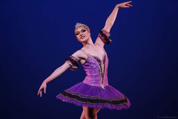 Tänzer Philip Martin-Nielson als Ballerina Nadia Doumiafeyva bei Les Ballets Trockadero de Monte Carlo - The Trocks
