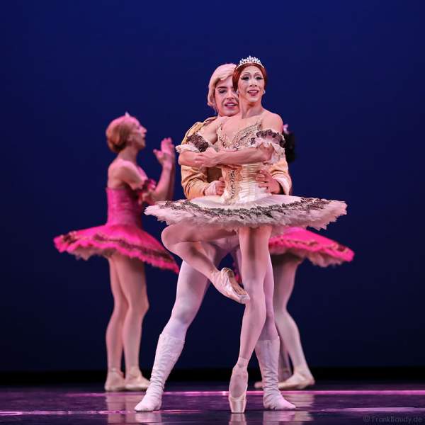 Giovanni Ravelo und Carlos Hopuy von Les Ballets Trockadero de Monte Carlo - The Trocks - am 2. August 2016 bei der Tourpremiere im Nationaltheater Mannheim