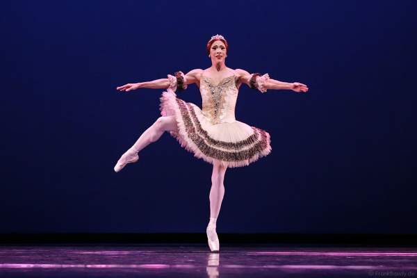 Ballerina Alla Snizova – Carlos Hopuy von Les Ballets Trockadero de Monte Carlo - The Trocks - am 2. August 2016 bei der Tourpremiere im Nationaltheater Mannheim