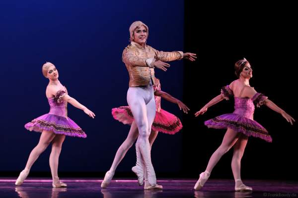 Kavalier Bruno Backpfeifengesicht – Giovanni Ravelo von Les Ballets Trockadero de Monte Carlo - The Trocks - am 2. August 2016 bei der Tourpremiere im Nationaltheater Mannheim