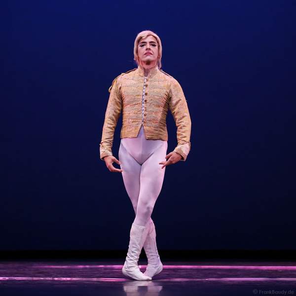 Kavalier Bruno Backpfeifengesicht – Giovanni Ravelo von Les Ballets Trockadero de Monte Carlo - The Trocks - am 2. August 2016 bei der Tourpremiere im Nationaltheater Mannheim