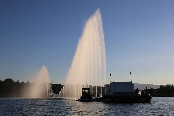Mobile Wassershow am Abend beim Geneva Lake Festival 2016 - Schweiz