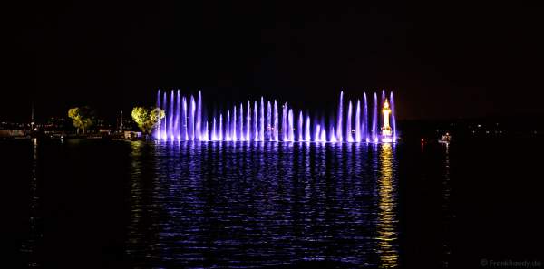 Kunstvoll beleuchtete Wassershow bei Nacht beim Geneva Lake Festival 2016 - Schweiz