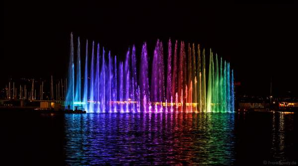Kunstvoll beleuchtete Wassershow bei Nacht beim Geneva Lake Festival 2016 - Schweiz