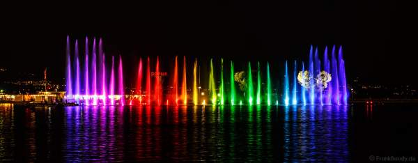 Kunstvoll beleuchtete Wassershow bei Nacht beim Geneva Lake Festival 2016 - Schweiz