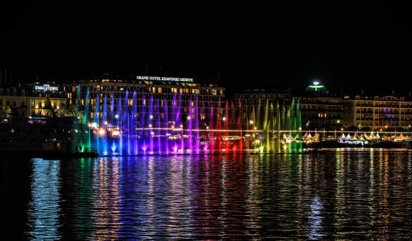 Kunstvoll beleuchtete Wassershow bei Nacht beim Geneva Lake Festival 2016 - Schweiz