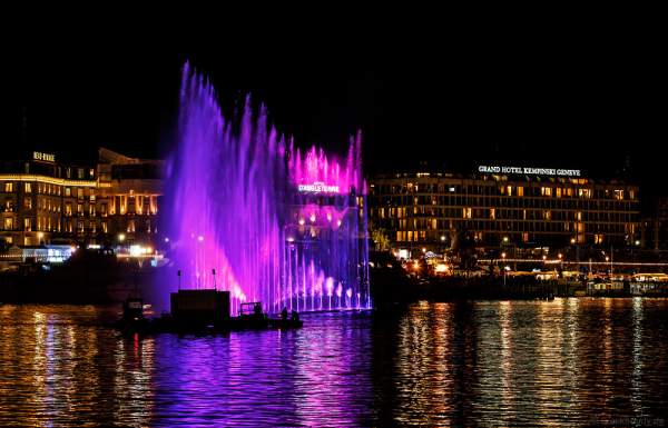 Kunstvoll beleuchtete Wassershow bei Nacht beim Geneva Lake Festival 2016 - Schweiz