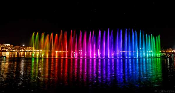 Kunstvoll beleuchtete Wassershow bei Nacht beim Geneva Lake Festival 2016 - Schweiz