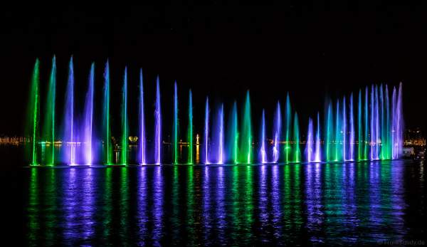 Kunstvoll beleuchtete Wassershow bei Nacht beim Geneva Lake Festival 2016 - Schweiz