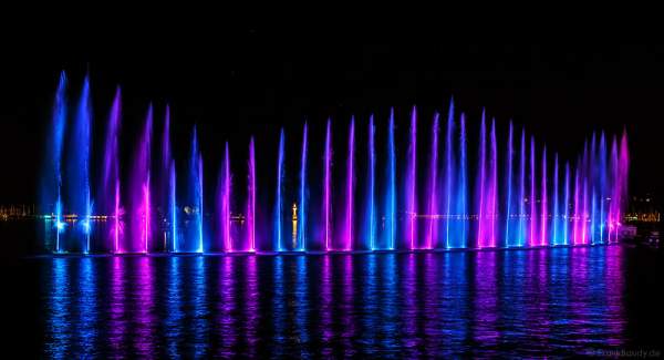 Kunstvoll beleuchtete Wassershow bei Nacht beim Geneva Lake Festival 2016 - Schweiz