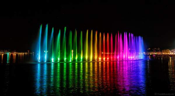 Kunstvoll beleuchtete Wassershow bei Nacht beim Geneva Lake Festival 2016 - Schweiz