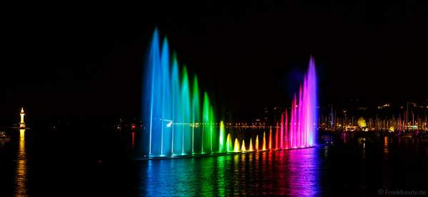 Kunstvoll beleuchtete Wassershow bei Nacht beim Geneva Lake Festival 2016 - Schweiz
