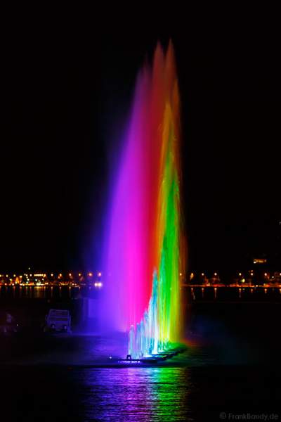 Kunstvoll beleuchtete Wassershow bei Nacht beim Geneva Lake Festival 2016 - Schweiz