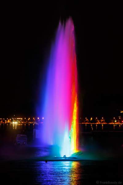 Kunstvoll beleuchtete Wassershow bei Nacht beim Geneva Lake Festival 2016 - Schweiz