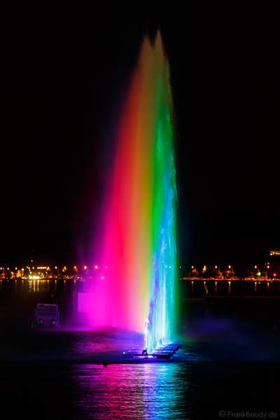 Kunstvoll beleuchtete Wassershow bei Nacht beim Geneva Lake Festival 2016 - Schweiz