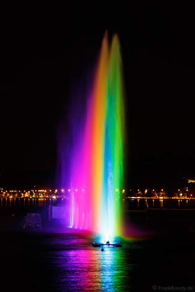 Kunstvoll beleuchtete Wassershow bei Nacht beim Geneva Lake Festival 2016 - Schweiz