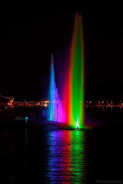 Kunstvoll beleuchtete Wassershow bei Nacht beim Geneva Lake Festival 2016 - Schweiz