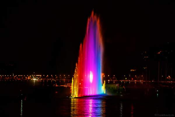 Kunstvoll beleuchtete Wassershow bei Nacht beim Geneva Lake Festival 2016 - Schweiz