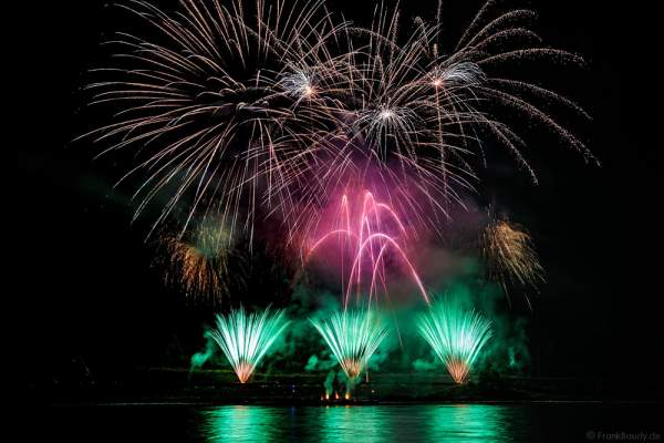 Feuerwerk bei Nacht der 1000 Feuer in Oberwesel - Rhein in Flammen 2016
