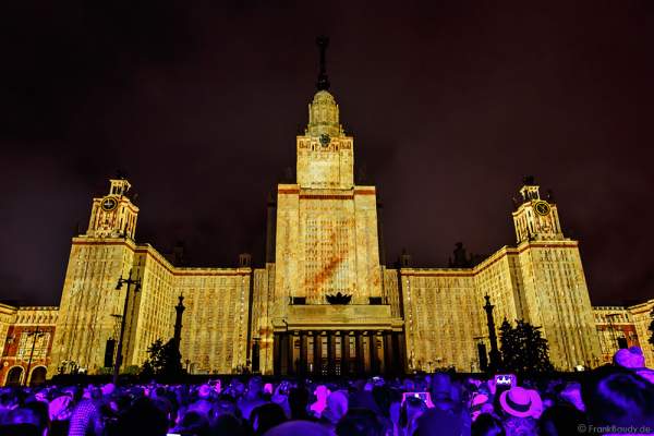 Eröffnungsfeier von Circle of Light 2016 in Moskau mit der 3D Video Mapping Show Boundless MSU