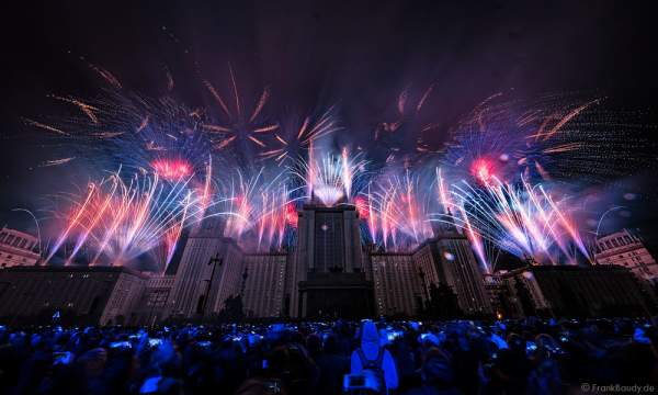 Feuerwerk bei der Eröffnungsfeier von Circle of Light 2016 in Moskau